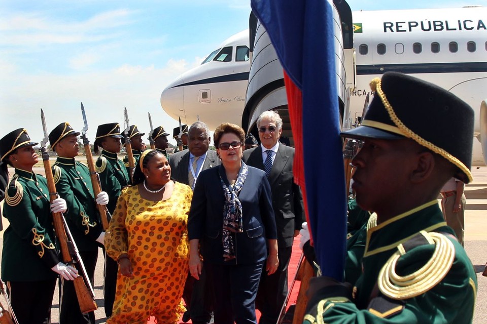 A presidente Dilma Rousseff chegou na manhã desta segunda a Pretória, capital da África do Sul, onde amanhã participará da 5ª Cúpula Índia-Brasil-África do Sul | Roberto Stuckert Filho/PR