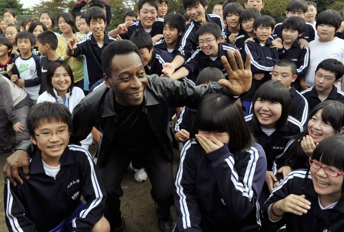 Pelé em visita a crianças de áreas atingidas por tsunami no Japão | Reuters