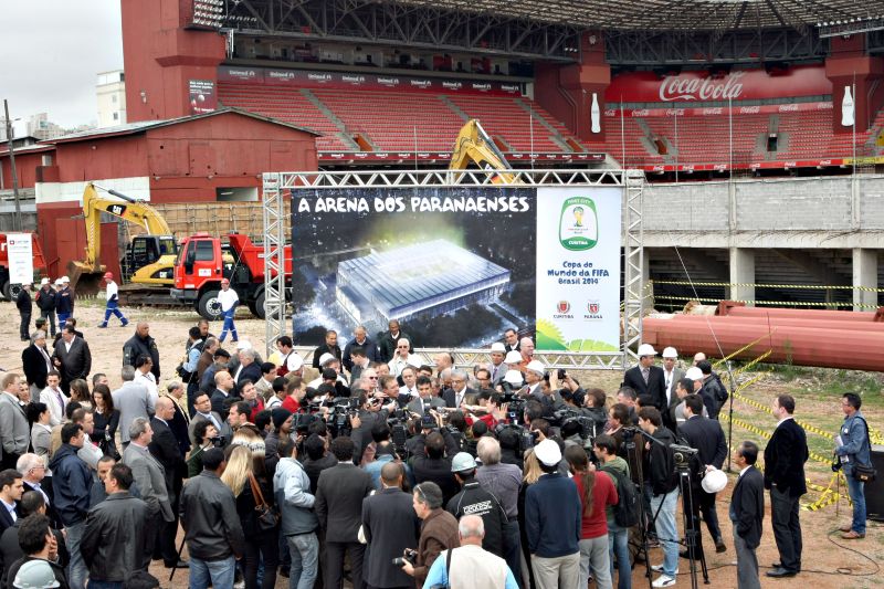 Políticos tomaram a dianteira no anúncio da retomada nas obras do Estádio Joaquim Américo, do Atlético. Discurso otimista foi marcado pelo slogan A Arena dos paranaenses | Aniele Nascimento/Gazeta do Povo