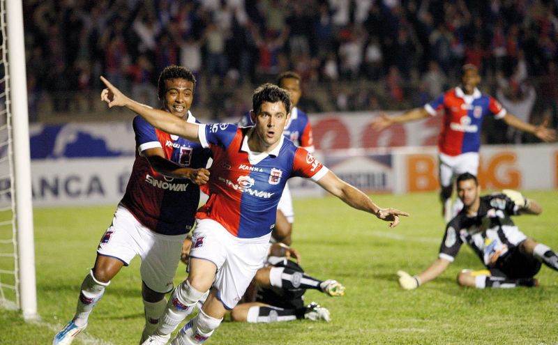 O centroavante Giancarlo, autor de dois gols, ajudou o Tricolor na difícil partida contra os alagoanos do ASA | Antonio Costa/ Gazeta do Povo