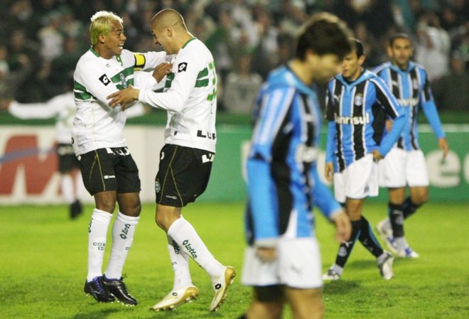Com gols de Ariel e Marcelinho Paraíba, Coxa venceu o Grêmio em 2009 |