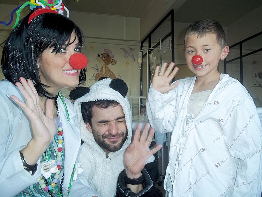 Aline Luchesi e Fernando Chagas animam paciente do Hospital Evangélico. | 