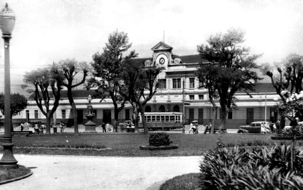 A Praça Eufrásio Correia, nos velhos tempos mais conhecida como a Praça da Estação, em foto feita em 10 de outubro de 1945 |