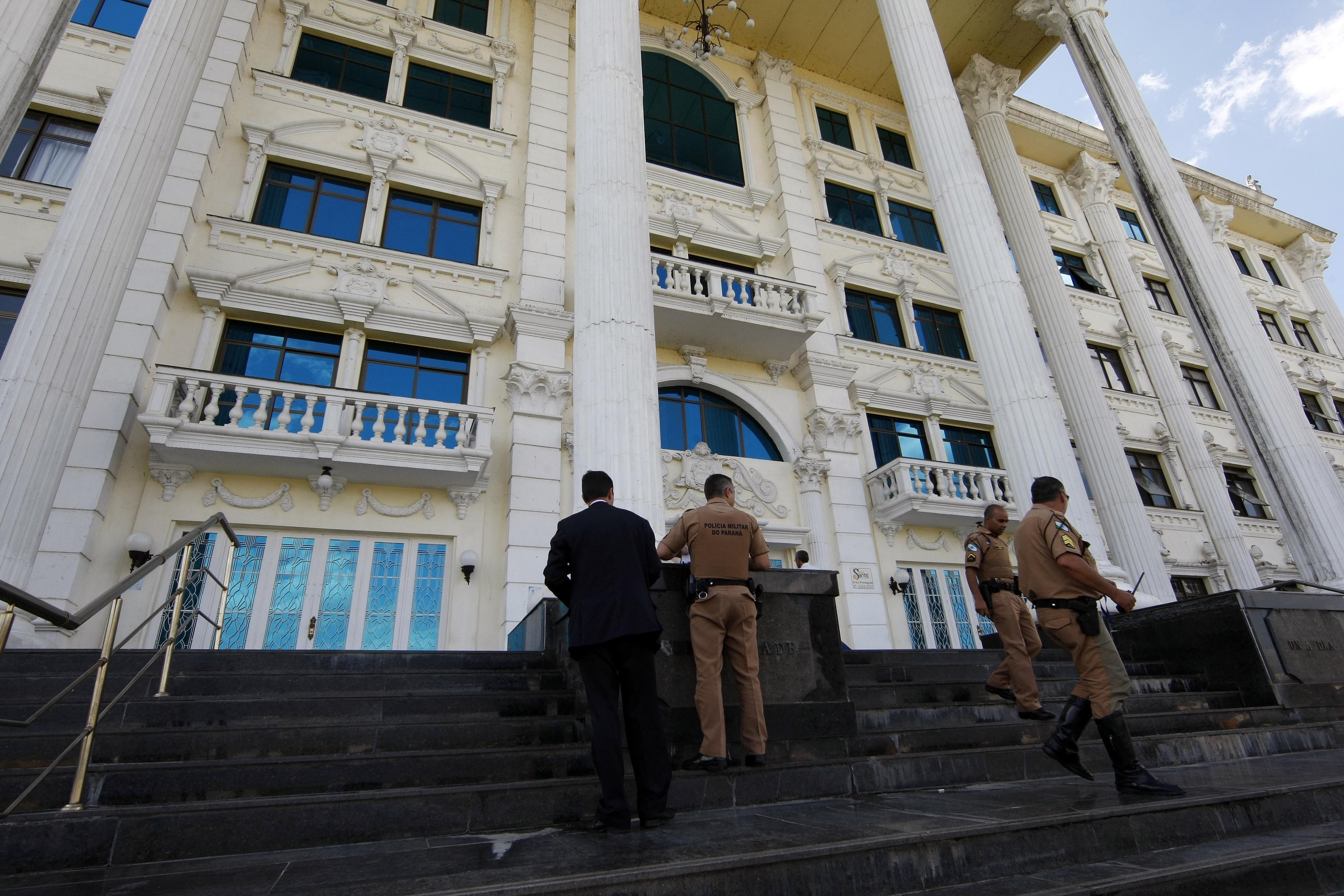 PM acompanha o cumprimento do mandado para que posse do prédio administrativo da Uniandrade seja repassado à Rodobens | Albari Rosa/ Agência de Notícias Gazeta do Povo