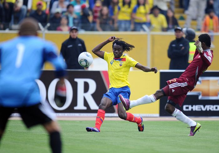 O equatoriano Reasco ganha de Granados na lateral e cruza para a área da Venezuela na vitória por 2 a 0 | Rodrigo Buendia/ AFP
