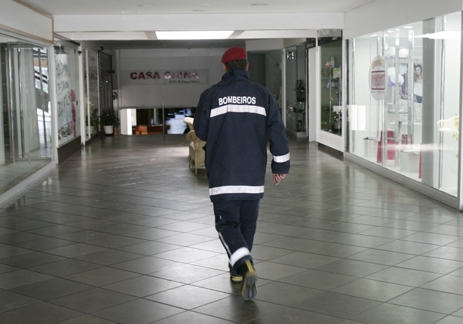 Vazamento ocorreu próximo à loja Casa China, em uma tubulação que por algum tempo foi utilizada por um supermercado que jã não funciona mais no local | 