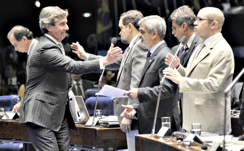 Collor (à esquerda), na votação da lei: tese de que governo poderia manter alguns dados sob eterno sigilo foi derrotada | José Cruz/Agência Senado