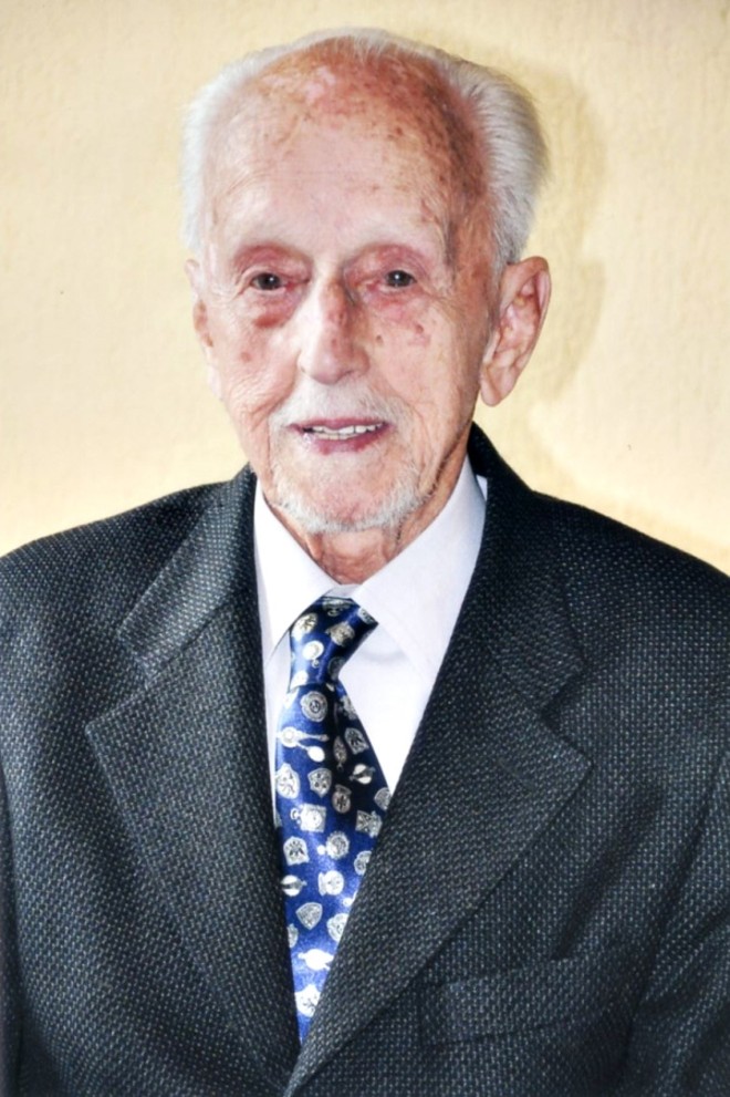 De decantada genealogia mineira, Tamoio Vilhena de Andrade teve seus 100 anos comemorados com tocante e animado encontro familiar no salão Milano do Restaurante Madalosso, no último sábado. Ao lado dos igualmente longevos irmãos, o aniversariante saudava a vida, exibindo entusiasmo |