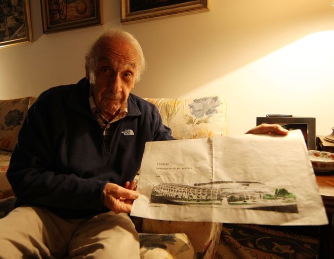 Ayrton Lolô Cornelsen com o projeto inicial do Pinheirão, plano arquitetônico que acabou servindo de base para a reforma do estádio do Coritiba, em 1958 | Valterci Santos/ Gazeta do Povo