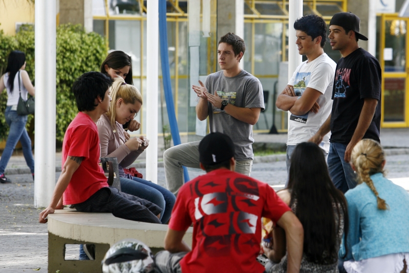 Na saída do Enem, estudantes trocam impressões sobre a prova | Felipe Rosa/Agência de Notícias Gazeta do Povo
