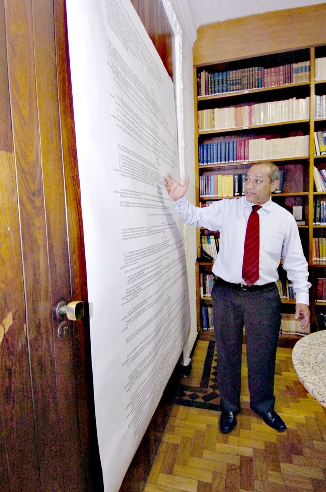 O advogado tributarista Vinícios Leôncio exibe uma página de seu livro gigante, que compila todas as leis tributárias brasileiras: obra será alerta sobre excessos legislativos | 