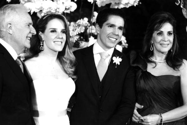 Enlace elegante em Brasília -Os noivos Isabela Guerra e Guilherme Henrique Araújo ladeados pelos pais dela, Ivanio e Estela Guerra | Fotos: Divulgação