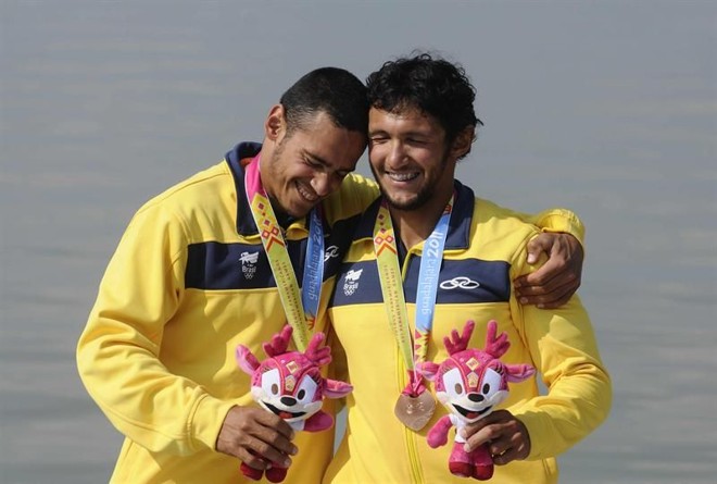 Gilvan e Givago Ribeiro no pódio depois de receberem a medalha de bronze na canoagem | 