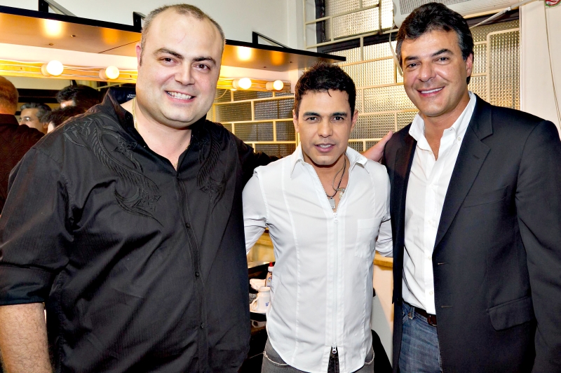 A única visita que o cantor Zezé Di Camargo recebeu no camarim, antes do show de ontem, foi a do governador Beto Richa, levado pelo produtor local João Guilherme Leprevost (à esq.). Beto, que já tinha assistido o show de quinta-feira com a primeira-dama Fernanda Richa, fez questão de voltar ontem parase solidarizar com Zezé, mas foi com um amigo | Naideron Jr.