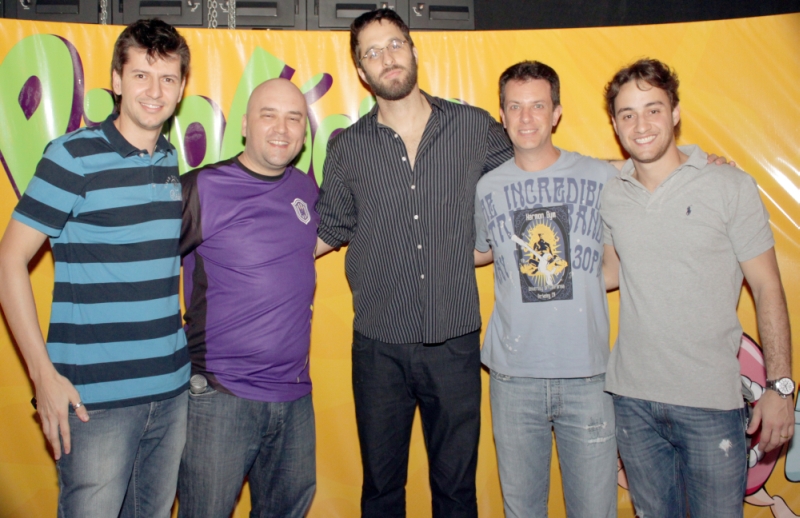 Com cara de quem comeu e não gostou, Rafinha Bastos (de barba) posa com Bruno Neves (de listrado), Marco Zenni (ao seu lado), Fábio Neves e Gian Zambon (ambos à dir.), após o show dele na abertura do Risológico. Com exceção de Zenni, também humorista, os demais são da Seven Entretenimento, promotora do evento que vai até amanhã | André Wormsbecker