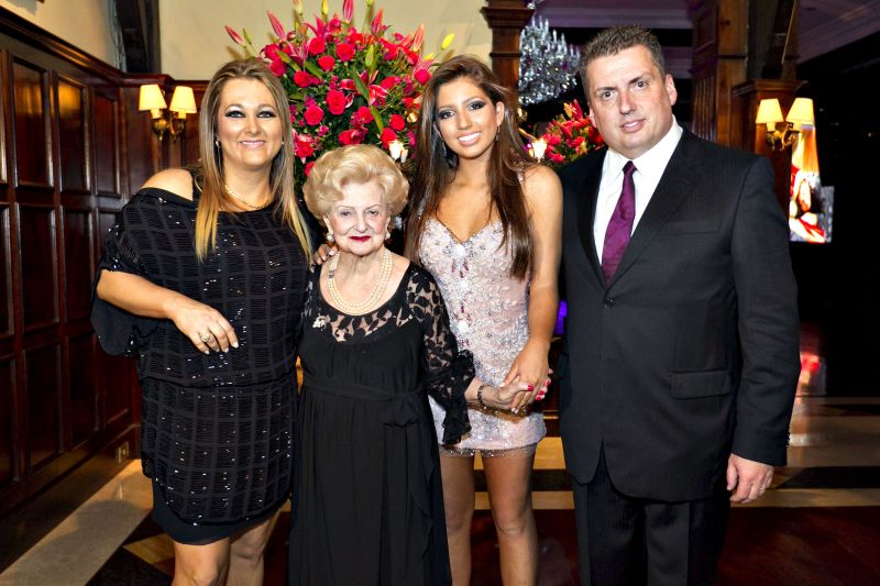 15 anos de Sabrina- Sabrina, filha do casal de amigos Alessandra (Hauer) e Marco Túlio Vargas e neta de Lylian Vargas, comemorou 15 anos com lindíssima festa no Graciosa Country Club, com destaque para a elogiada decoração, assinada por Dado Dantas e Ilse Lambach. Na foto, a bela aniversariante, ao lado dos pais e da jornalista | Diego Pisante