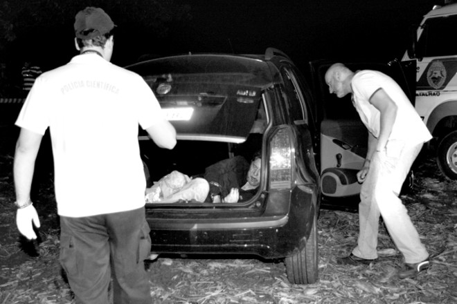 Policiais periciam o local onde Luiz Antônio Paolicchi foi encontrado: carro foi abandonado no distrito de Floriano com o corpo do ex-secretário |