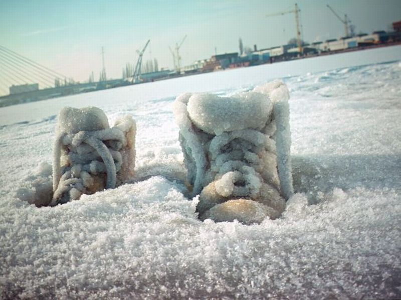 As botas enterradas no sal integram o pavilhão de Israel, um dos destaques da Bienal de Veneza deste ano: pluralismo de identidades que convivem na globalização | Fotos: Divulgação