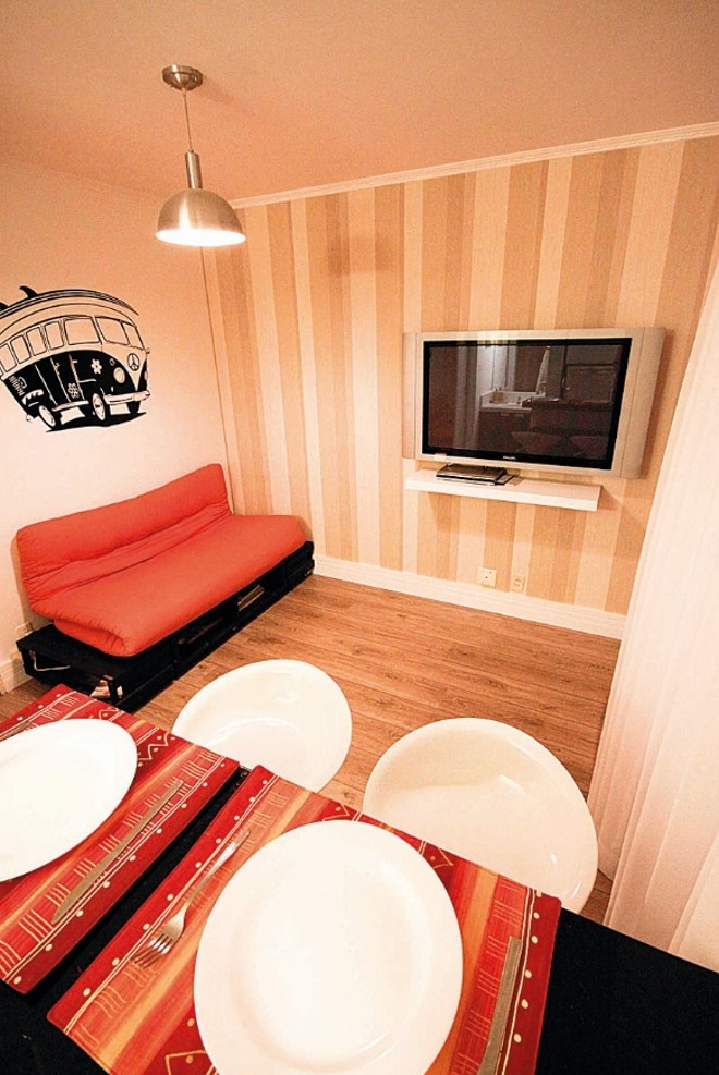 Tevê é vista de todos os ambientes no projeto do arquiteto Glaucio Gonçalves | 