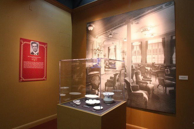 Entre os 243 objetos da mostra, há peças em porcelana achadas no fundo do mar. | 