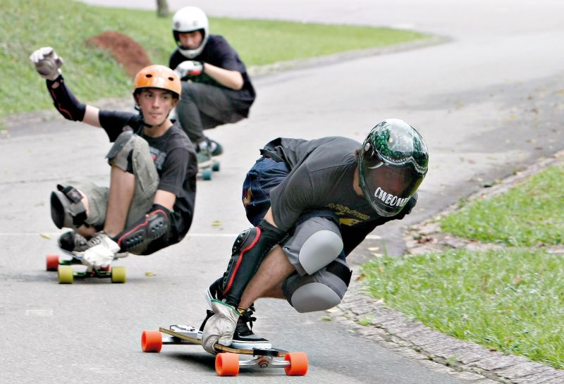 A equipe curitibana Cwbombs treina ladeira abaixo para não fazer feio no exótico Campeonato Mundial de Esportes de Gravidade, em novembro | Daniel Castellano/ Gazeta do Povo