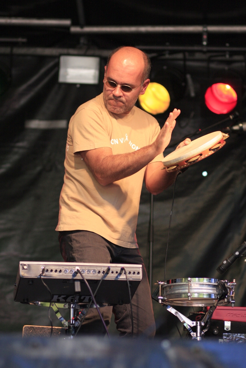 Suzano vai usar instrumentos acústicos de percussão, como berimbau e pandeiro, processá-los em pedais de efeitos e reproduzir gravações digitais para criar ritmos | Divulgação