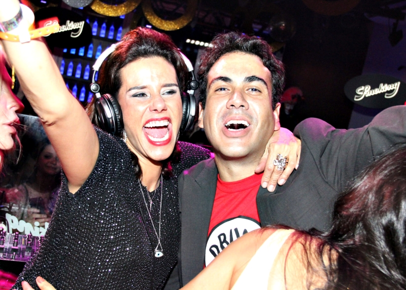 A socialite carioca Narcisa Tamborindeguy em clima de Ai que loucura com Marquinhos Slaviero na segunda edição da festa Biriri, que lotou a Liqüe na última quinta-feira. Narcisa foi a DJ de honra da festa, que teve a renda doada para o orfanato Lar de Narcisa, do Rio de Janeiro, do qual ela é madrinha | Fernando Smak