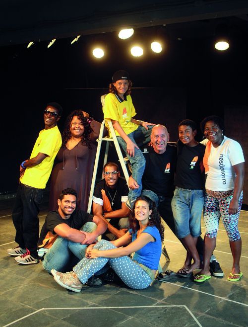 Fraga (terceiro da direita para a esquerda) com jovens do Nós do Morro, que acumulam participações em séries e novelas | Agência O Globo