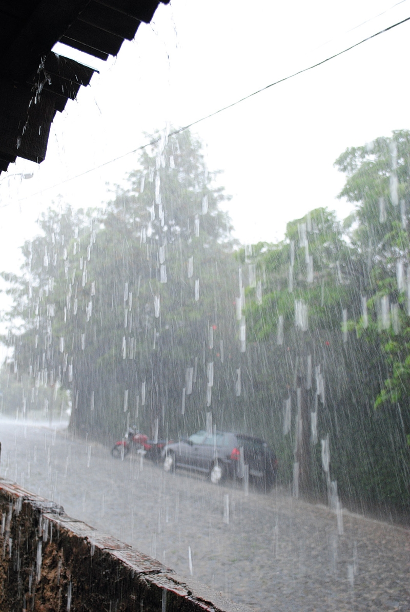 Chuva forte pôs fim a uma estiagem de 30 dias no Norte Pioneiro do Paraná | Antônio Picolli