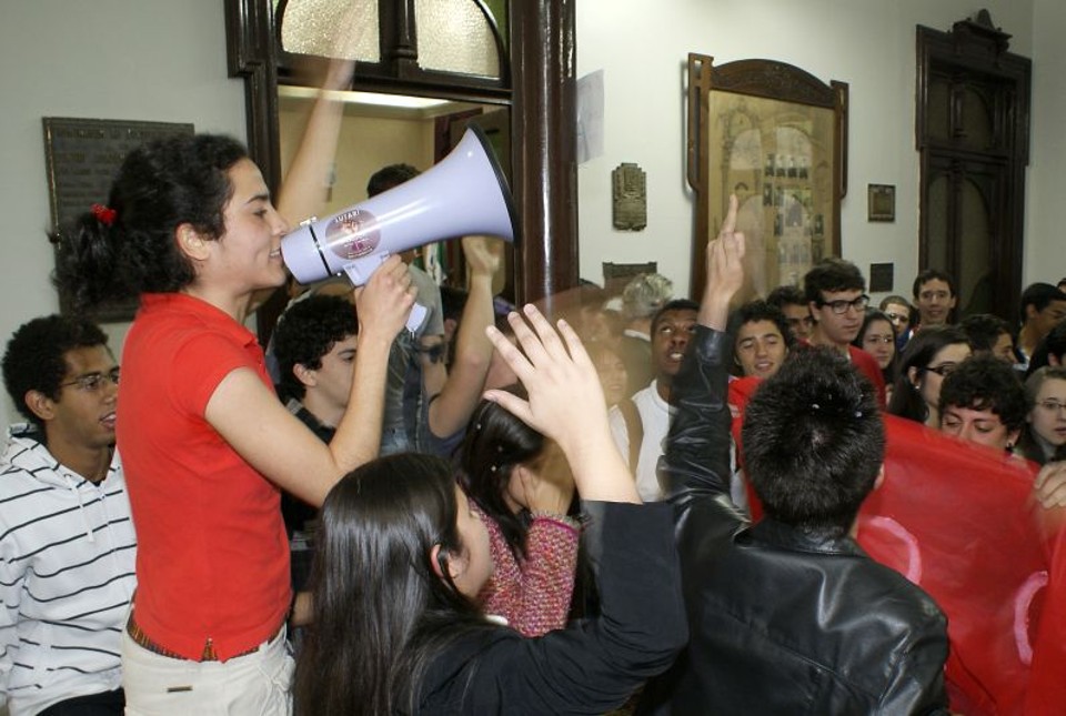 Durante os debates eleitorais do Cahs, vale até megafone. O confronto de propostas reúne pelo menos cem espectadores | Marco André Lima/Gazeta do Povo
