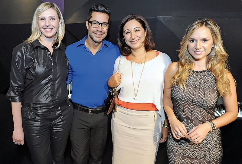 A empresária Graziela Fuzzo (de roupa clara) e a DJ Bibba Pacheco (à dir.) estavam entre as mulheres convidadas pelo Boticário para a apresentação da coleção primavera-verão Infinit Collection da linha de maquiagem Make B., ontem de manhã no Taboo. Os anfitriões foram Patrícia Scholz (à esq.), gerente de Maquiagem de O Boticário, e o make up artist e consultor estratégico Fernando Torquatto | Gerson Lima