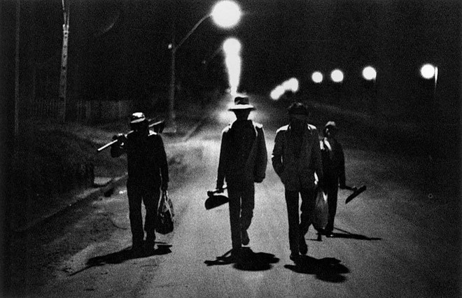 Imagem da série Boias-Frias capturada em Umuarama, na região Noroeste do Paraná, em 1976 |