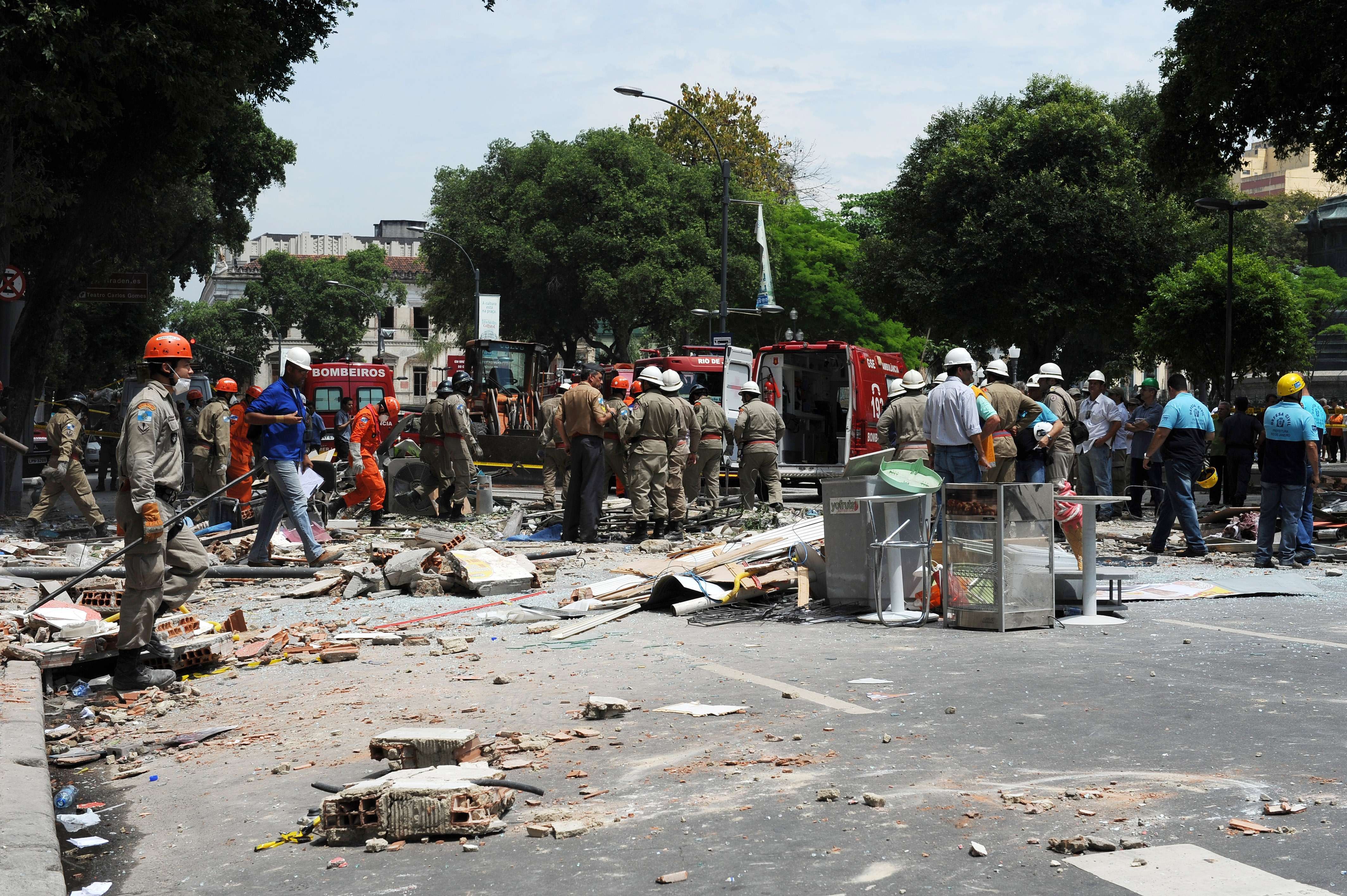 Bombeiros inspecionam área próximo à Praça Tiradentes onde ocorreu explosão em restaurante, no Rio de Janeiro | AFP PHOTO/VANDERLEI ALMEIDA
