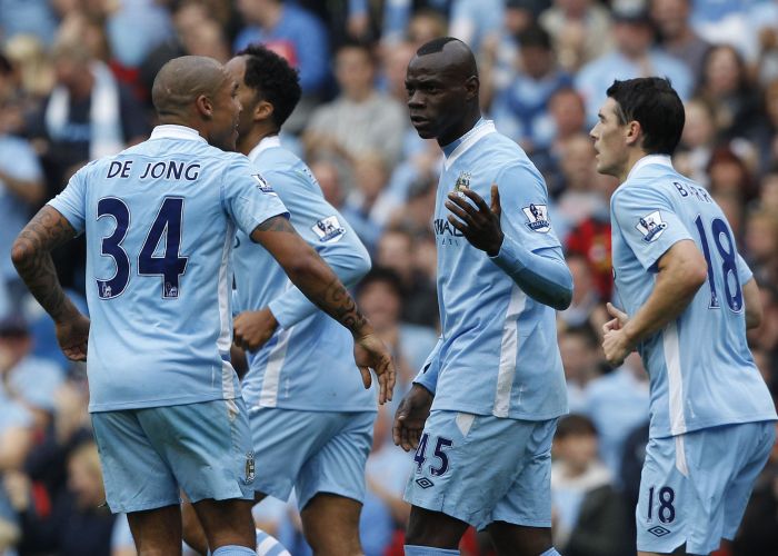 Italiano Mario Balotelli (ao centro) comemora um dos gols na vitória por 4 a 1 do Manchester City sobre o Aston Villa | Darren Staples / Reuters