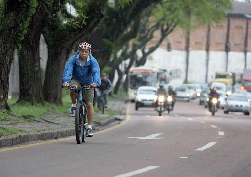 No caminho diário do Pinheirinho para o Batel, Oscar Cidri divide espaço com ônibus e carros. Quem opta pelas calçadas disputa lugar com os pedestres | Aniele Nascimento/ Gazeta do Povo