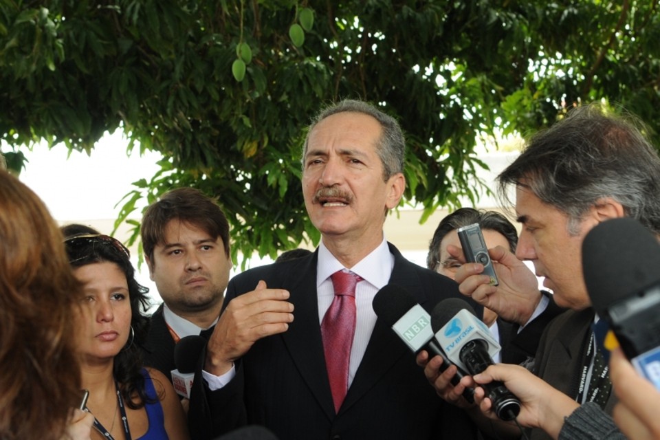 Após ser confirmado como como novo ministro do Esporte, o deputado Aldo Rebelo fala aos jornalistas | Agência Brasil