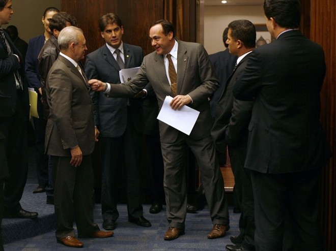 O peemedebista Stephanes Jr. conversa com deputados que dizem ter estado na sessão, mesmo sem ter registrado presença no painel eletrônico | 