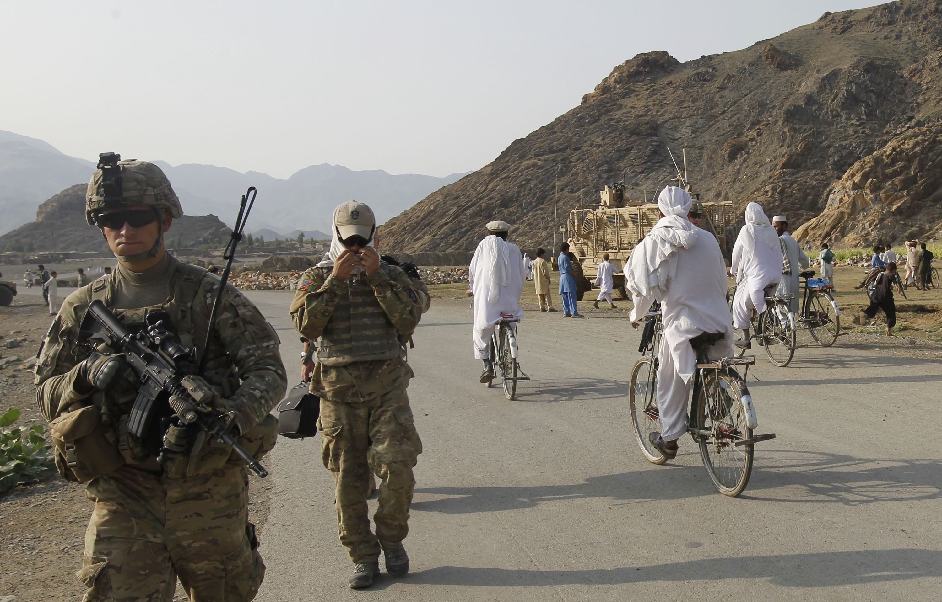 Soldado norte-americano faz ronda em estrada de Khas Konar, no Afeganistão | REUTERS/Erik De Castro