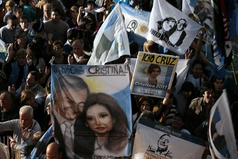 Comemoração dos argentinos após o anúncio de que Cristina Kirchner foi reeleita | EFE