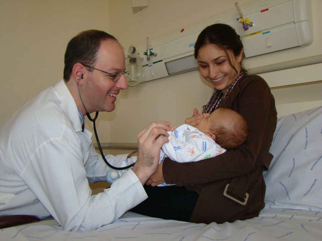 O pediatra Victor Horácio de Souza Costa, do Pequeno Príncipe, insistiu na importância de recorrer a um pediatra e não ao médico de plantão | Divulgação