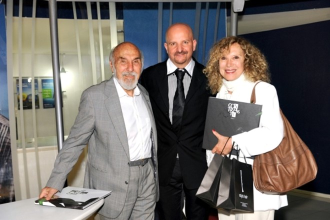 O casal Jacques e Janine Gooness, presidentes da Intercoiffure (Associação Internacional de Mestres Cabeleireiros) para o Brasil e América latina, prestigiou o hairsylist Ivaldo Lima (ao centro), que lançou na última quarta-feira o livro Contraste, no Espaço TIM |