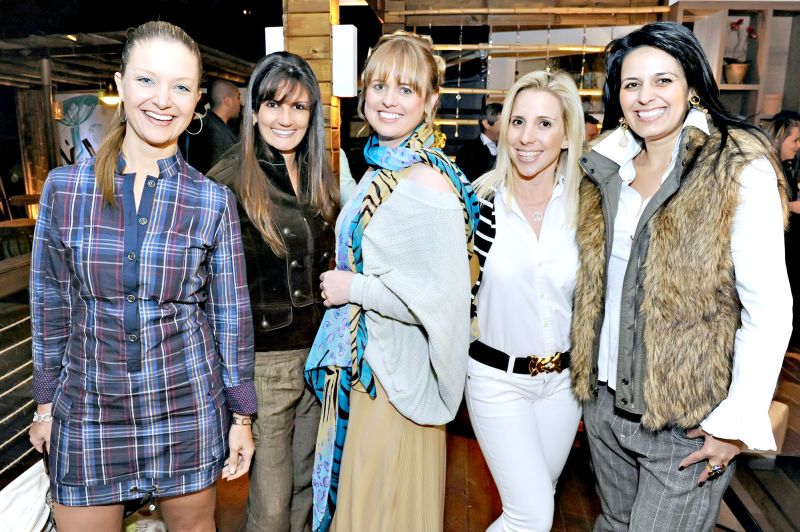 A anfitriã Adriana Sypniewski (ao centro, de leço azul) entre as arquitetas Marcia Helena Guimarães (de xadrez), Flávia Meyer e Mariana Brofman (de branco) e a designer Priscila Gabrielly (à dir.) no coquetel da Grey House Iluminação realizado no Terraço do Café da mostra Morar Mais por Menos, na quarta-feira | Gerson Lima