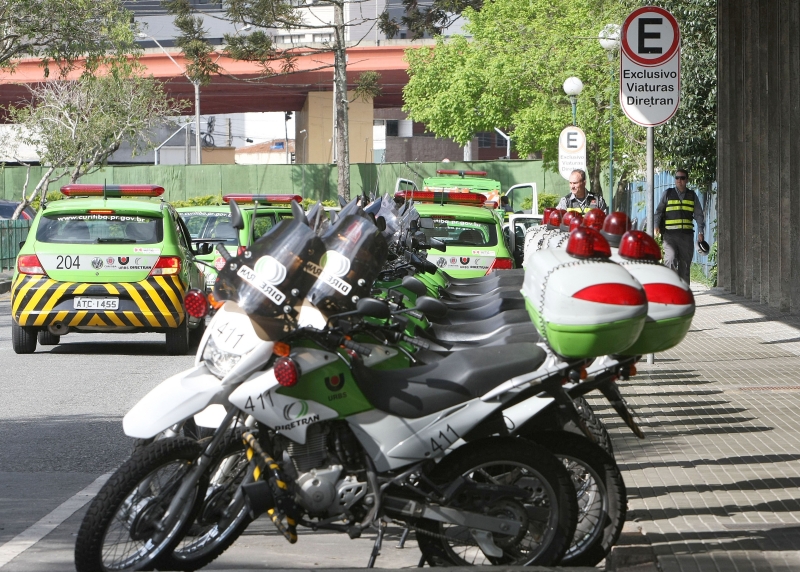 Motos e viaturas da Diretran estacionados na sede do órgão em Curitiba: saída dos agentes para as ruas estariam ocorrendo apenas para fins de orientação dos motoristas e sinalização de trechos em obras | Ivonaldo Alexandre/Gazeta do Povo