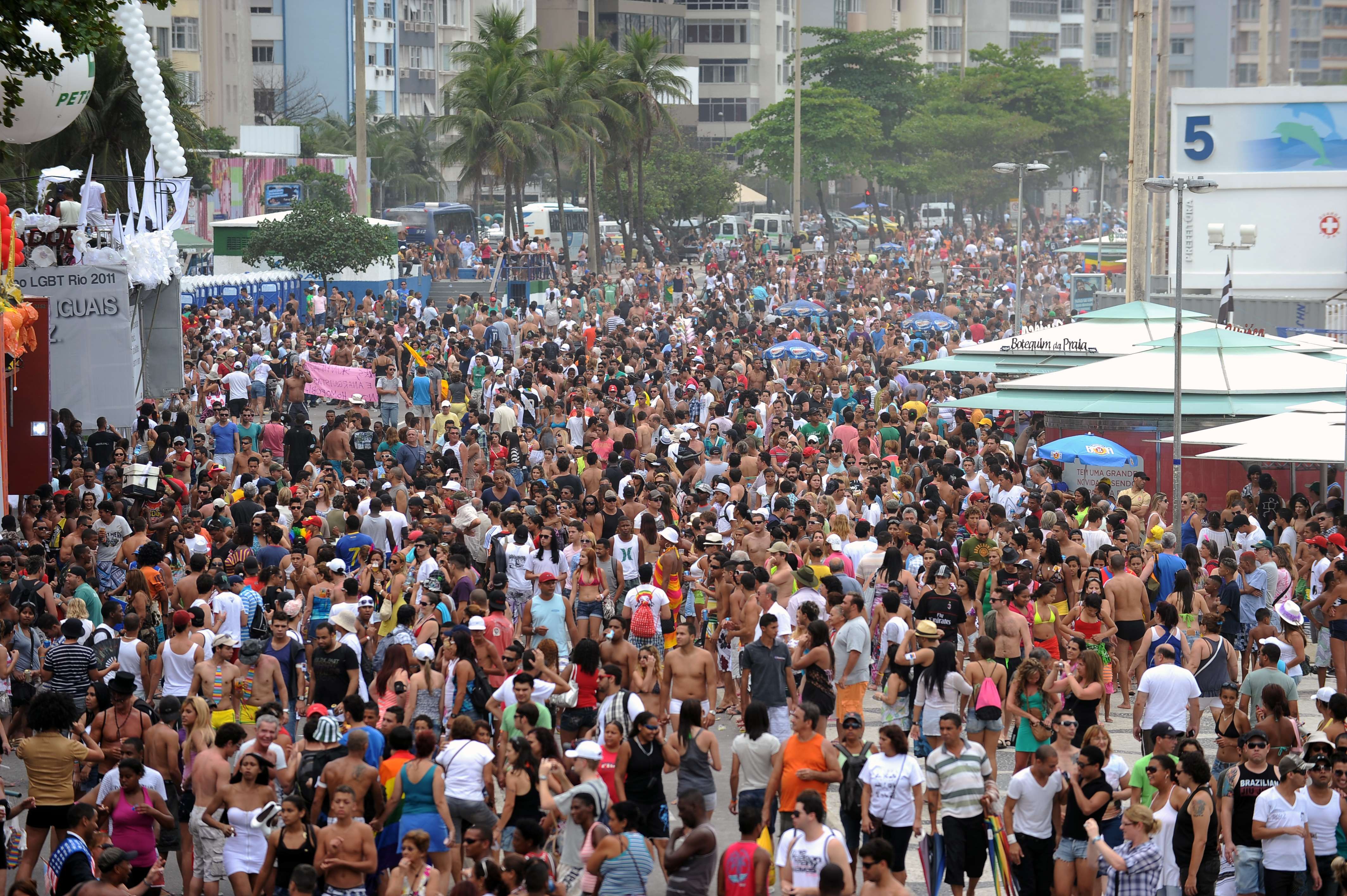 Milhares de pessoas participam da Parada Gay em Copacabana, no Rio de Janeiro | AFP PHOTO/VANDERLEI ALMEIDA