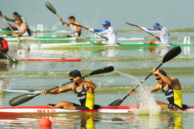 Os irmão Gilvan e Givago Ribeiro durante a prova do K2 200 metros da canoagem | 