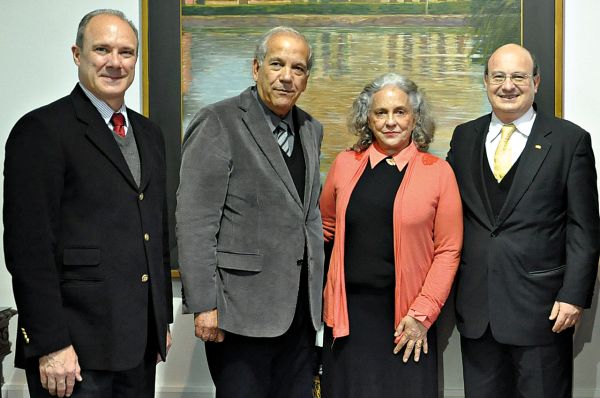 O presidente do Grupo Positivo, Oriovisto Guimarães (de paletó cinza), com o reitor da UFPR, Zaki Akel Sobrinho (à dir.), o vice-reitor, Rogério Mulinari (à esq.) e Maria Elisa Paciornik, coordenadora executiva do Movimento Pró-UFPR, na cerimônia de entrega do projeto do novo ginásio esportivo da Universidade Federal do Paraná | Rodrigo Juste Duarte
