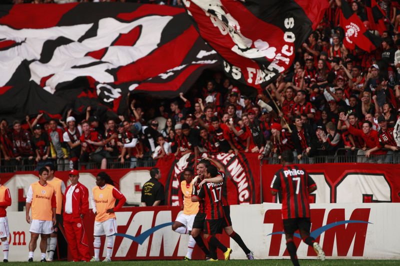Nieto puxa os atleticanos para comemorar o gol junto com a torcida: É o ponto da virada, diz o argentino | Antônio Costa / Gazeta do Povo