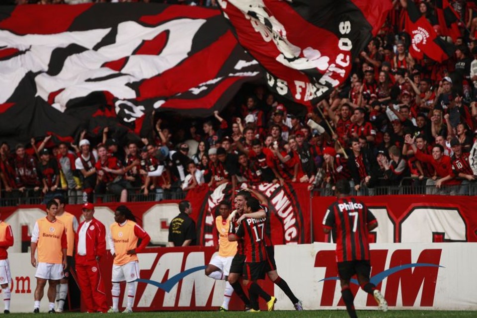 Nieto puxa os atleticanos para comemorar o gol junto com a torcida: É o ponto da virada, diz o argentino | Antônio Costa / Gazeta do Povo