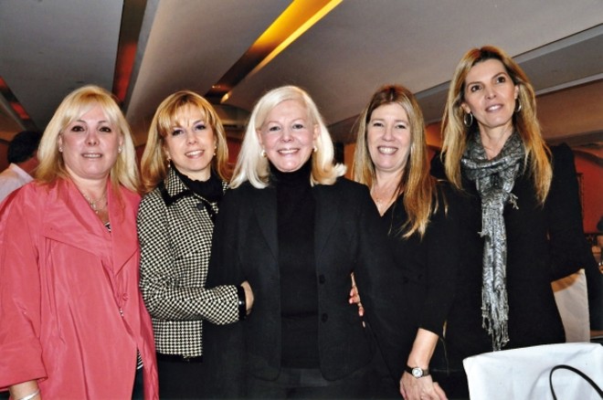 Bela família: Suely Vilhena de Andrade (terceira da esq. para a dir.), ladeada pelas filhas Regina Andrade, Susú Slaviero, Rita Rocha Loures e Mônica Moreira da Costa, em festivo almoço no salão Milano do Restaurante Madalosso. Nele, comemoraram-se os 100 anos de Tamoio Vilhena de Andrade, respectivamente cunhado e tio do quinteto |