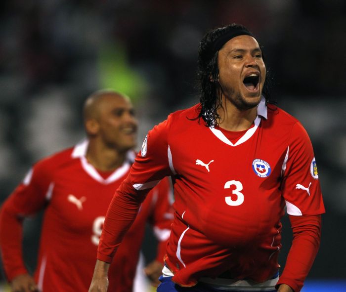 O chileno Ponce comemora o gol contra o Peru, em Santiago, na primeira vitória da equipe nas Eliminatórias para 2014 | Ivan Alvarado/ Reuters